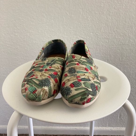 TOMS Classic Slip-on Shoes - Picture 2 of 6